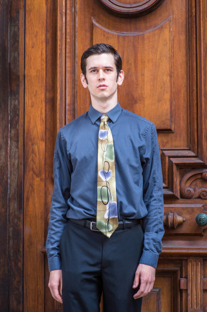 年轻商人的肖像站在办公室门口，期待着图片下载