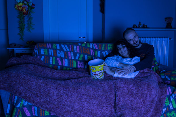 一对夫妇在流媒体上看电影图片下载