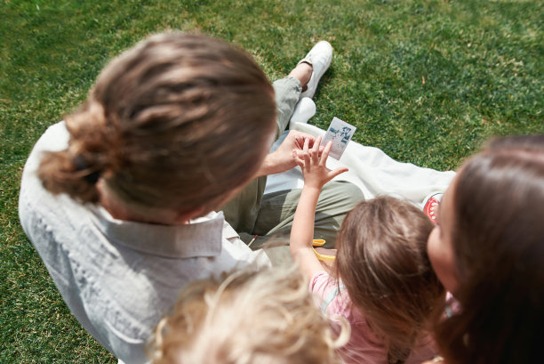 夏日里，父母带着孩子在野外野餐时拍的照片图片下载