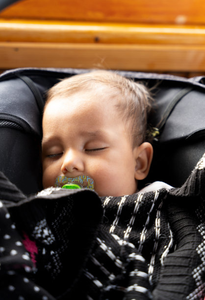 可爱的小男孩睡在婴儿车里图片下载