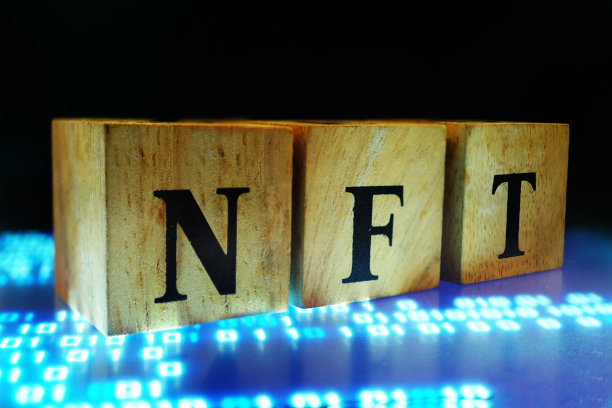 NFT木块在蓝色数字背景上装饰，用于NFT艺术市场概念图片下载
