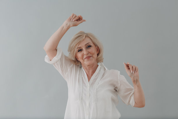 白种人老年老妇人像白发苍苍图片下载