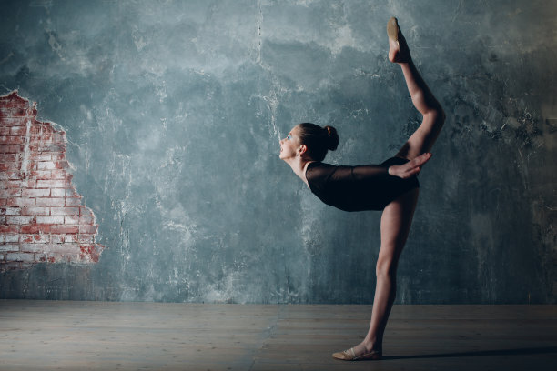 年轻的女孩职业体操运动员女子舞蹈艺术体操在工作室图片下载