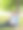 一名中年男子在线视频通话时的垂直照片。他坐在城市公园的草地上，手里拿着笔记本电脑。他挥着手——你好图片下载