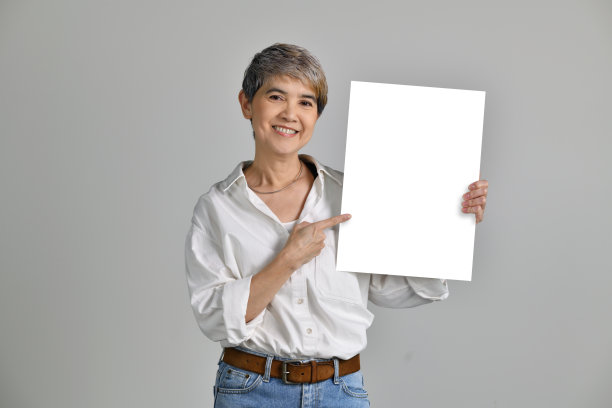 女人指着空白的招牌图片下载