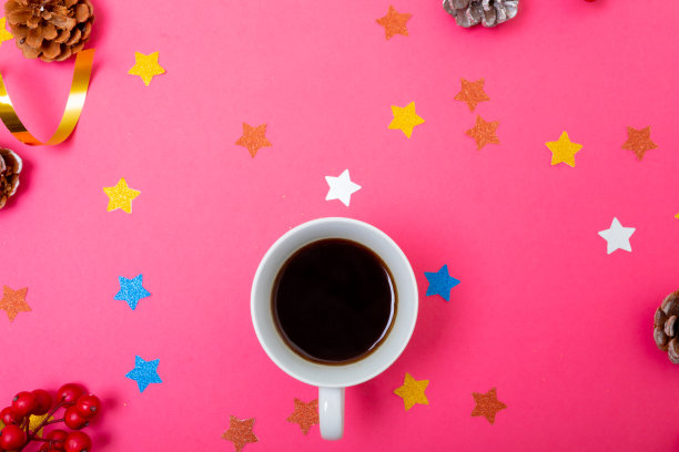 由松果、星星和咖啡组成的粉色背景圣诞装饰图片下载