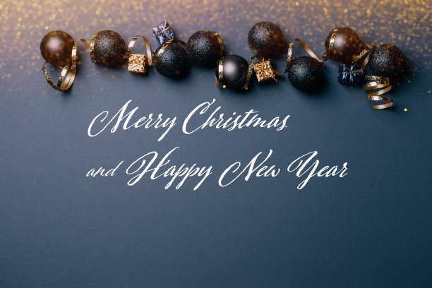 美丽的金色银饰圣诞球玩具在黑暗的背景短语圣诞快乐和新年快乐图片下载