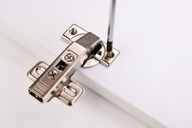 机柜门铰链的安装和调整。图片下载