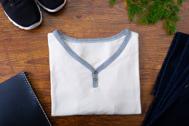 由衣服、鞋子、笔记本和树枝组成的木制背景图片下载