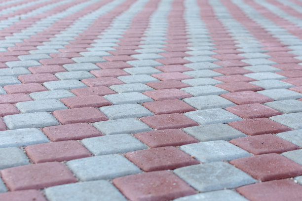 近景的铺路石，排列成一排红色和灰色，走向远处进入透视、纹理、图案。选择软焦点。水平的照片图片下载