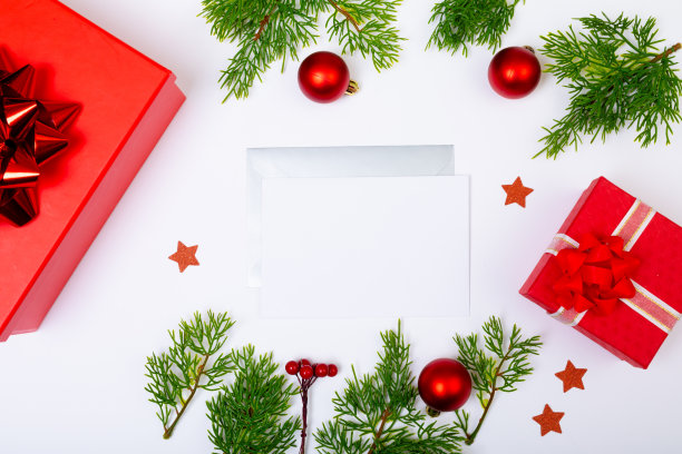 构成信封的复制空间和圣诞节装饰与礼物在白色背景图片下载