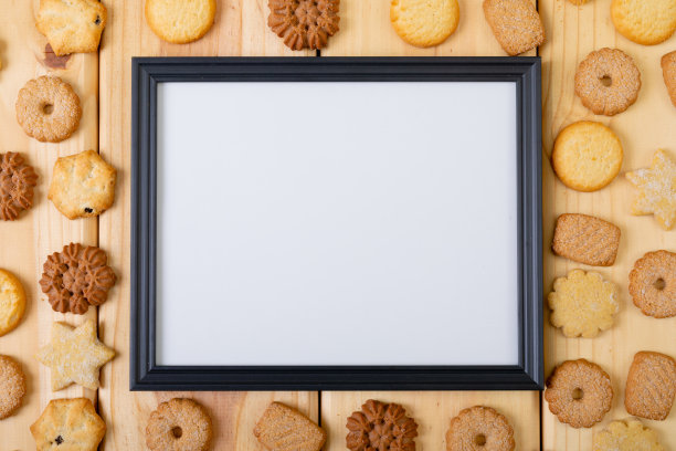 构成的白色卡片在框架与复制空间和圣诞饼干木制背景图片下载