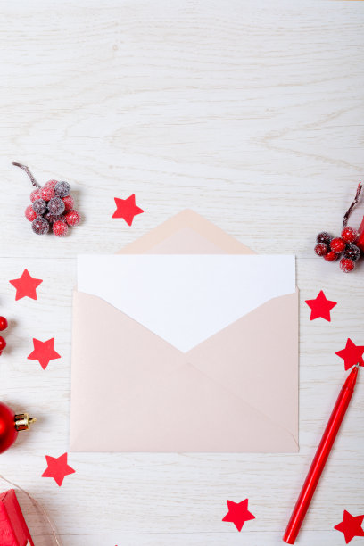 圣诞装饰与信封和红星在白色木制背景图片下载