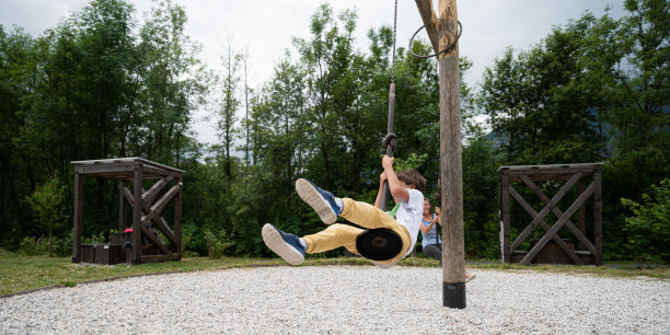 母亲和儿子在操场上玩耍图片下载