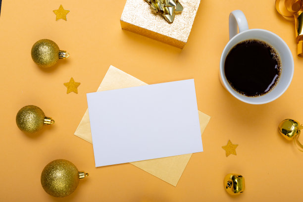 白色卡片的组成与复制空间和圣诞节装饰与咖啡在黄色背景图片下载