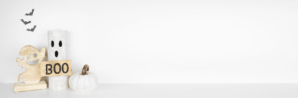 万圣节架子上有木鬼和南瓜装饰，墙上有蝙蝠图片下载