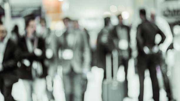 模糊的机场大厅行人视野，抽象的散焦背景图片下载