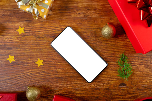 智能手机的复制空间和木制背景上的圣诞装饰组成图片下载