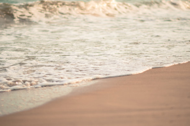 傍晚，海浪拍打着沙滩。照片摄于亚洲的泰国图片下载