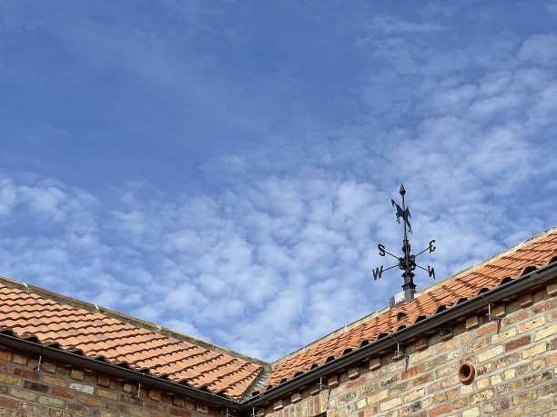 屋顶有装饰瓦，砖和风向标，一种传统的英国工匠艺术图片下载