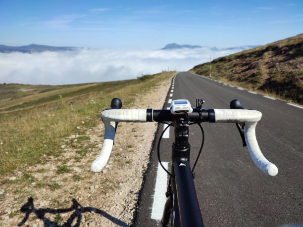 骑自行车的云图片下载