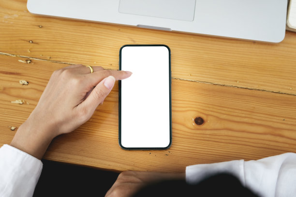 女人手持智能手机空白屏幕手机图形显示蒙太奇。图片下载