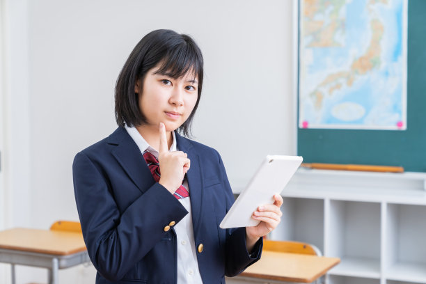 亚洲女学生在教室里学习，平板电脑，思考，制服，图片下载