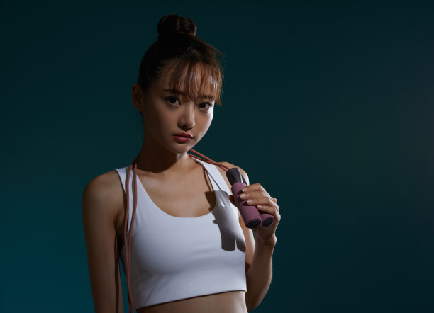 阴影肖像的年轻女子在运动服。图片下载