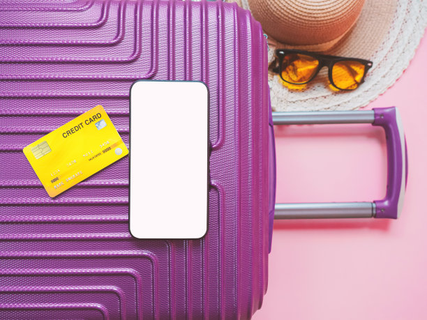 夏季旅游概念从信用卡和手提箱与夏季收集粉红色的背景。图片下载