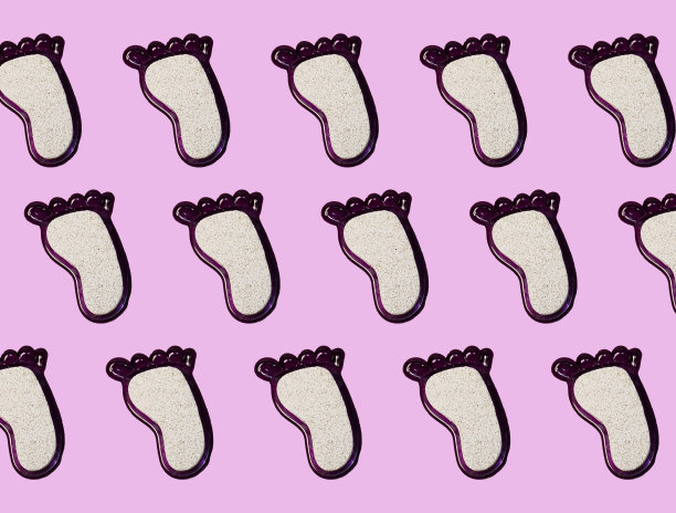 创意图案时尚照片化妆品美容产品紫色脚部护理刷紫色背景图片下载