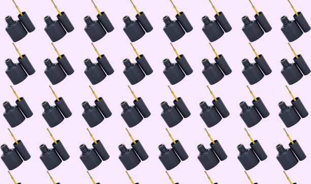 创意图案时尚照片化妆品美容产品橄榄色指甲油在粉红色的背景图片下载