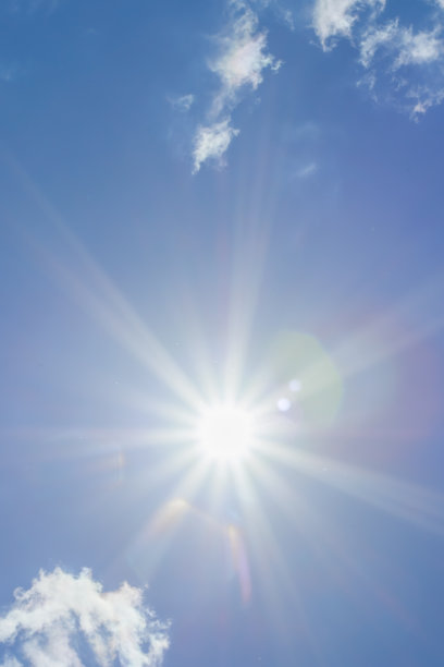 明亮的阳光与美丽的光束在天空与轻云图片下载