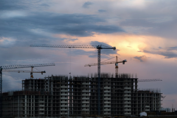 建筑工地的背景是美丽的夜空。建筑起重机。起重机的剪影。水平的照片。建筑施工。图片下载