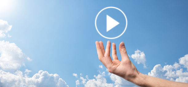 商人按下，保持播放按钮标志开始或启动项目。视频播放演示。商业理念，技术理念。媒体播放器按钮。icon.Go玩。图片下载