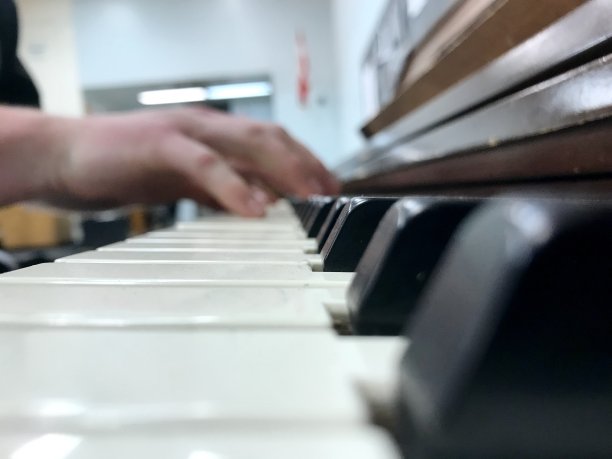 弹钢琴图片下载