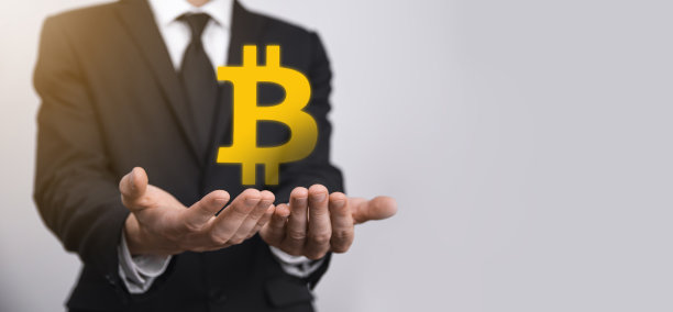 蓝色背景下，男性手持比特币图标。比特币加密货币数字比特币比特币货币技术业务互联网概念。图片下载