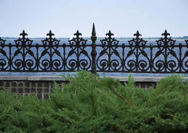 在河边锻造了栅栏。Fenced码头。图片下载