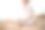 一位年轻女子坐在海边的一块石头上，手里拿着一台笔记本电脑。远程工作的概念图片下载