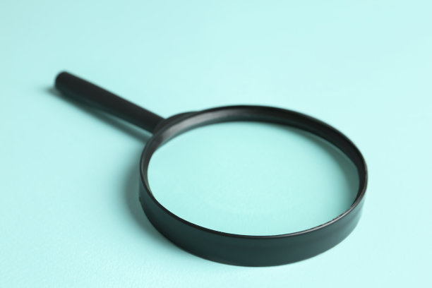 放大镜在浅蓝色背景，特写。搜索的概念图片下载