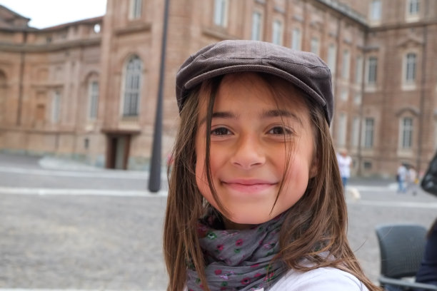 时尚的年轻女孩微笑着。快乐的脸，优雅的帽子和棕色的头发。图片下载