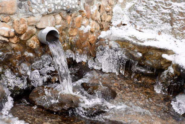 第一场雪和冰在源头从水管里流出来图片下载