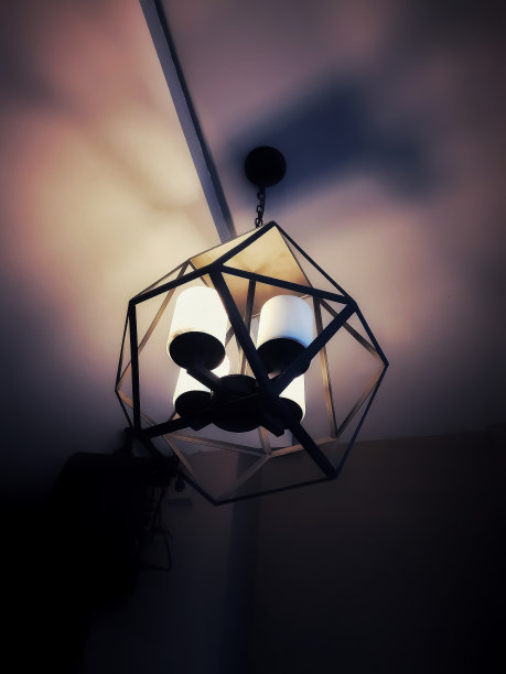 现代简约吊灯图片下载