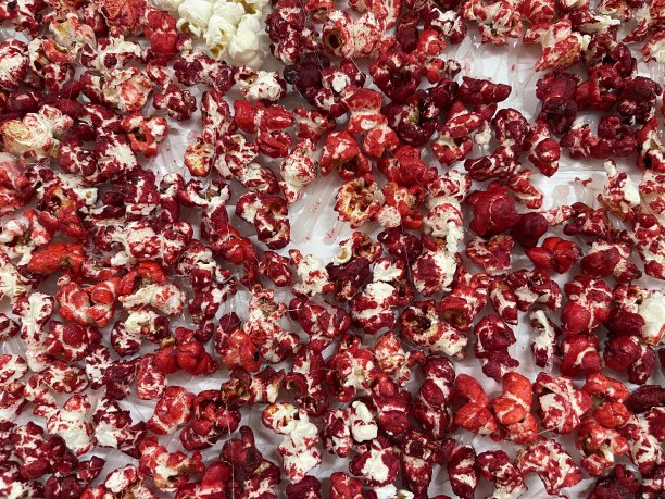 白色的桌子上放着红色的爆米花图片下载