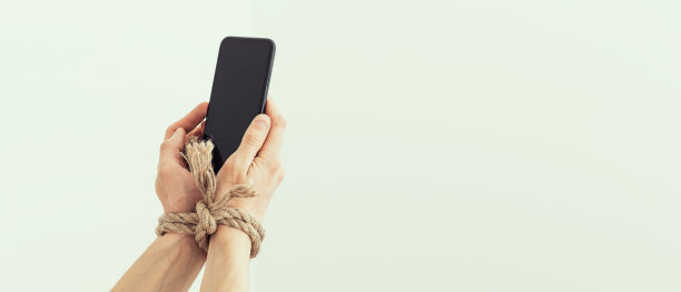 双手被绳子绑在白色背景上，暗示着对网络或社交媒体上瘾图片下载