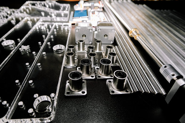 一套用于激光机器的零件，黑色背景，银色背光，用于控制机器的平面arduino板和v形槽铝型材图片下载