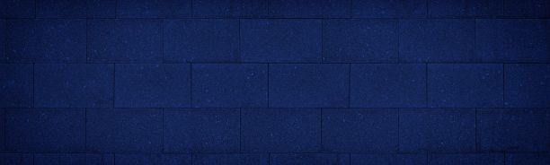 海军蓝花岗岩块宽全景纹理。深色靛蓝大石瓦砖墙全景。抽象阴暗的垃圾背景图片下载
