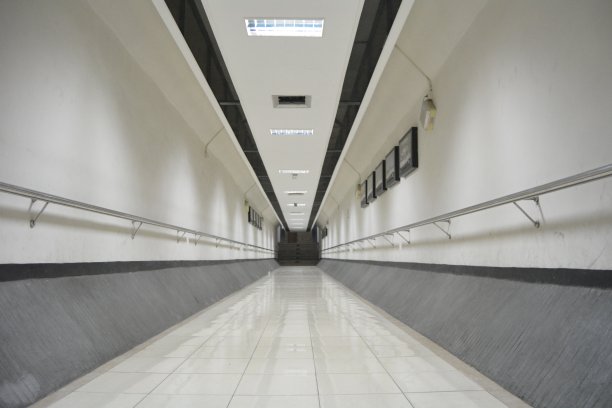 这条隧道通往大楼图片下载