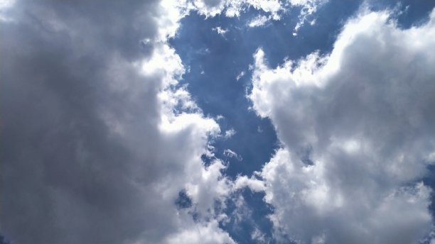 白天有美丽柔软的云朵图片下载