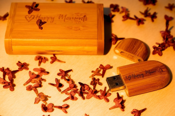 盒装的u盘木头。用激光雕刻“幸福时刻”。为摄影师量身定做，一张张像样的照片，豪华图片下载