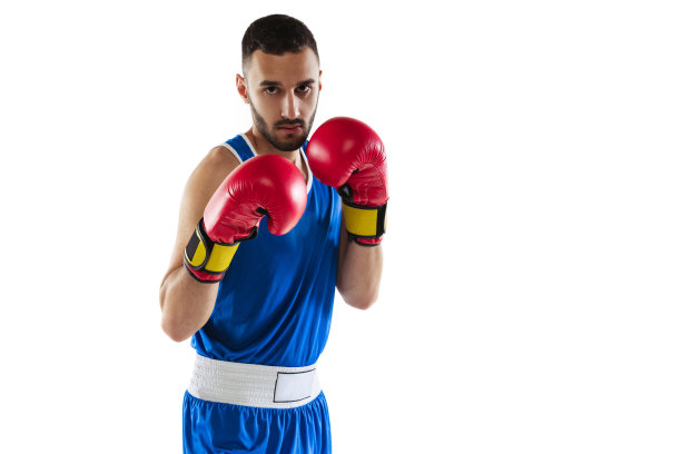 裁剪图像的一个职业拳击手在蓝色制服训练孤立的白色背景图片下载